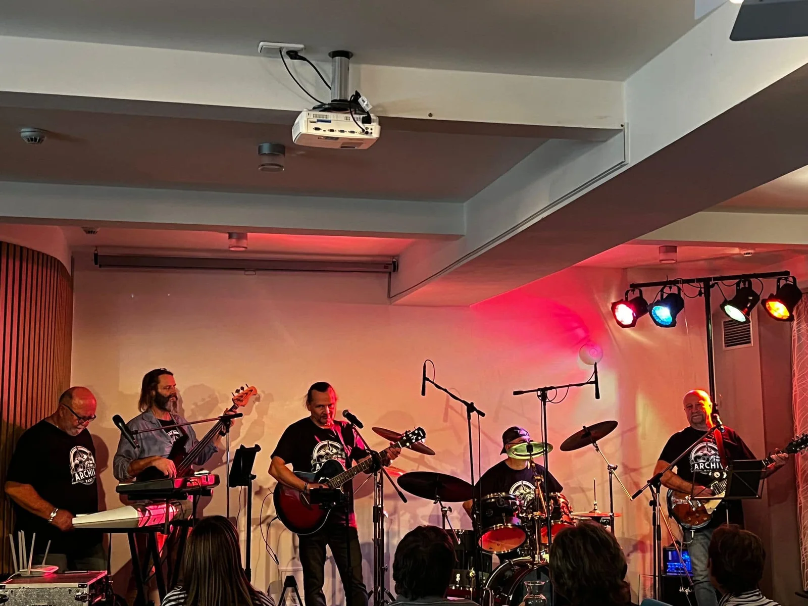 Archiv band na pódiu před publikem