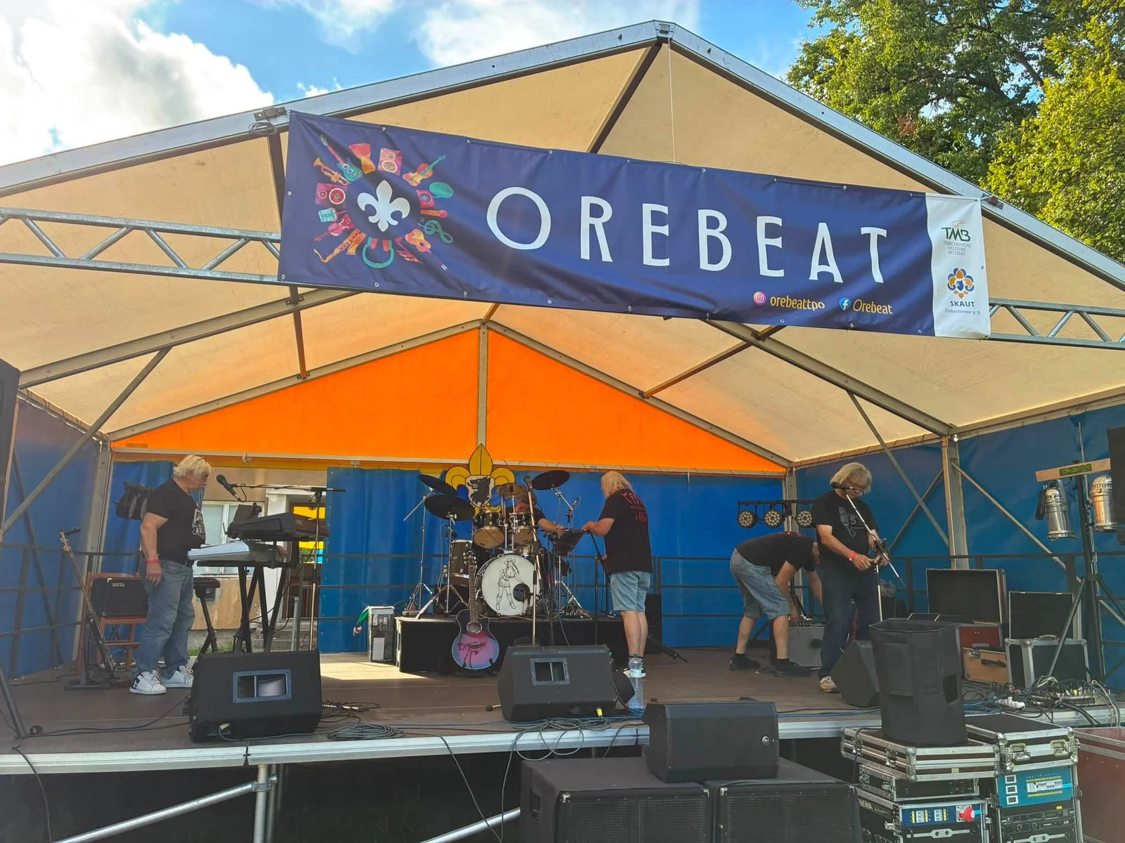 Archiv band při přípravě na pódiu festivalu Orebeat